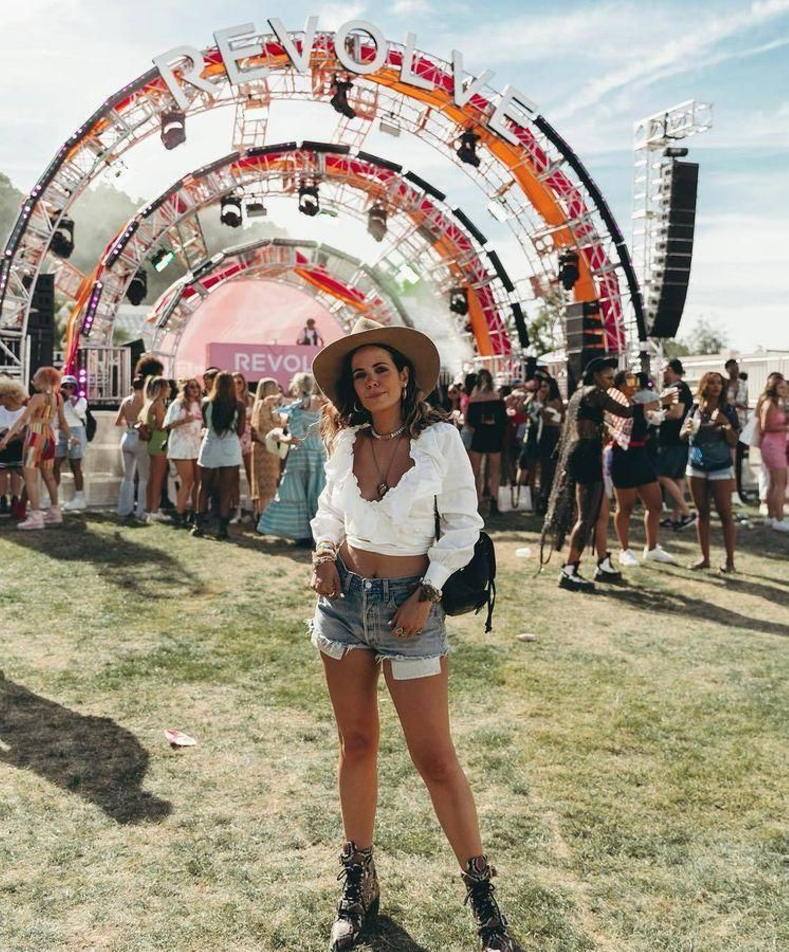 Look con shorts vaqueros y blusa blanca para ir de festival.