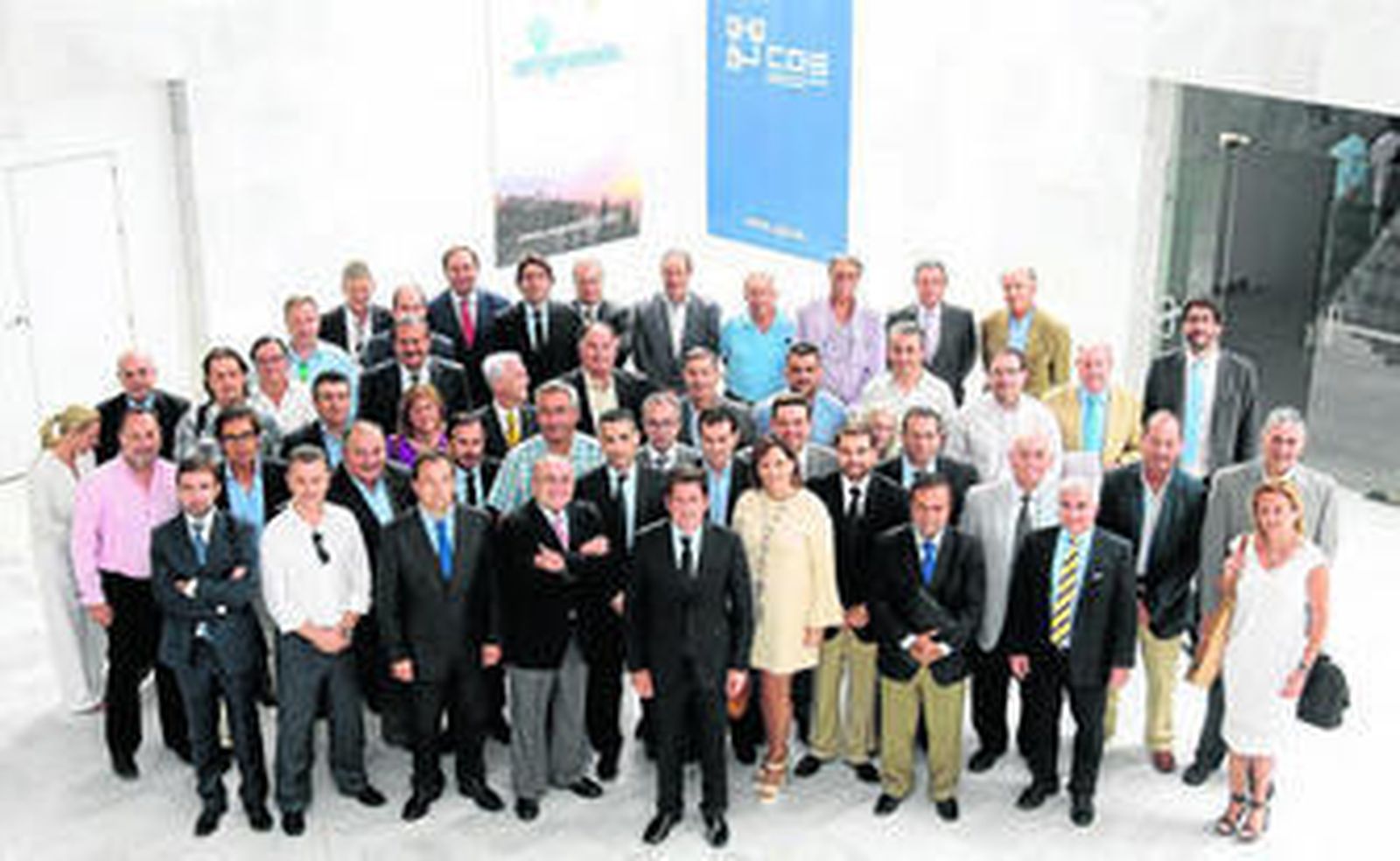 Los asistentes a la Asamblea Electoral, junto a los miembros de la candidatura de Gerardo Cuerva.