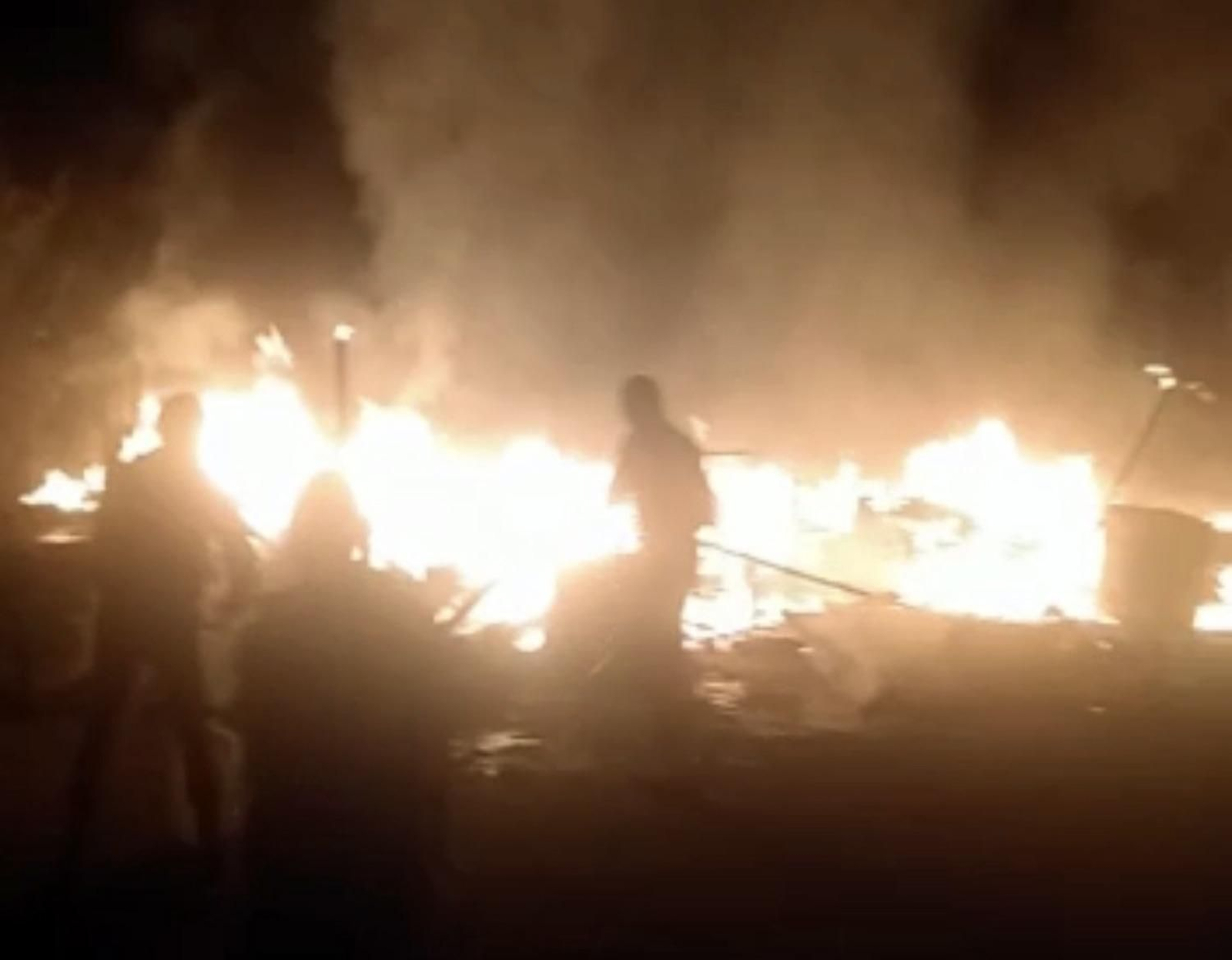 Fuego producido en un asentamiento chabolista.