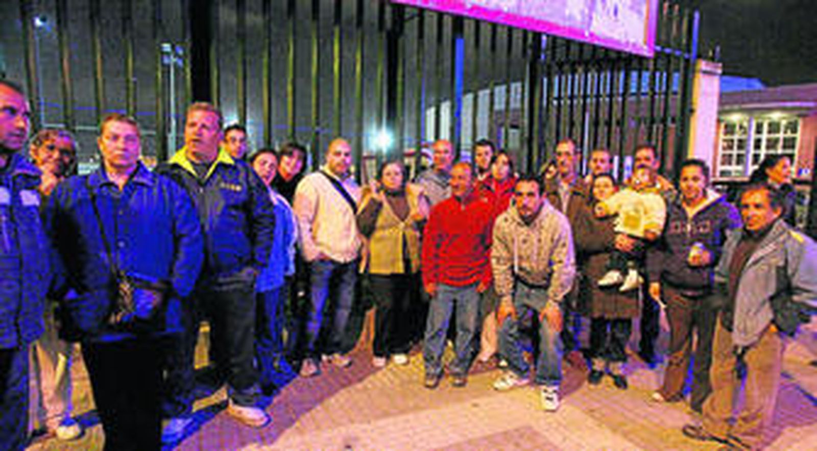 Parte de los vecinos afectados que acudieron hasta la instalación deportiva de Las Margaritas para recoger comida.