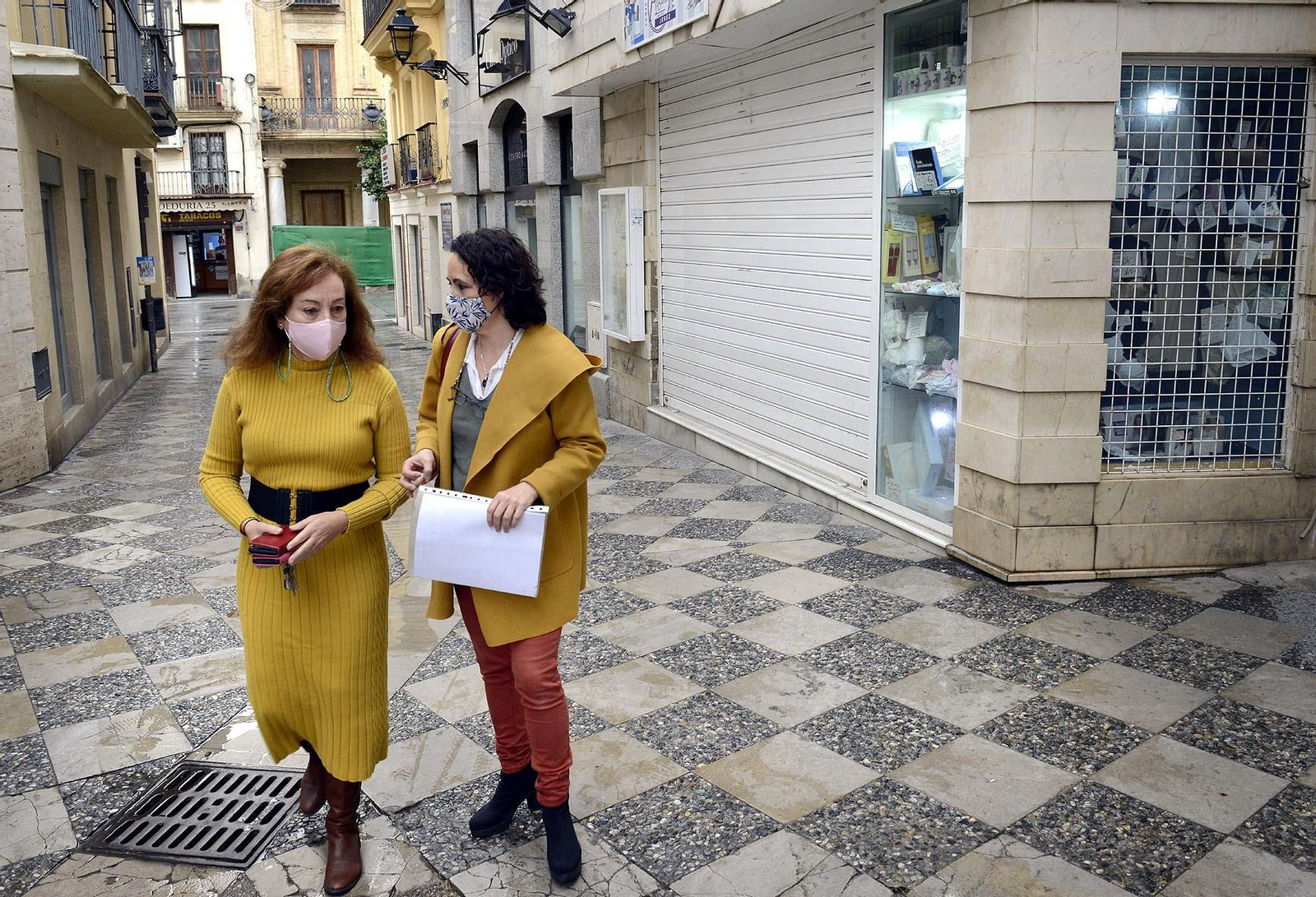 Isabel Gallardo y Nela García, en la esquina de Algarve con Larga a primera hora de la mañana.