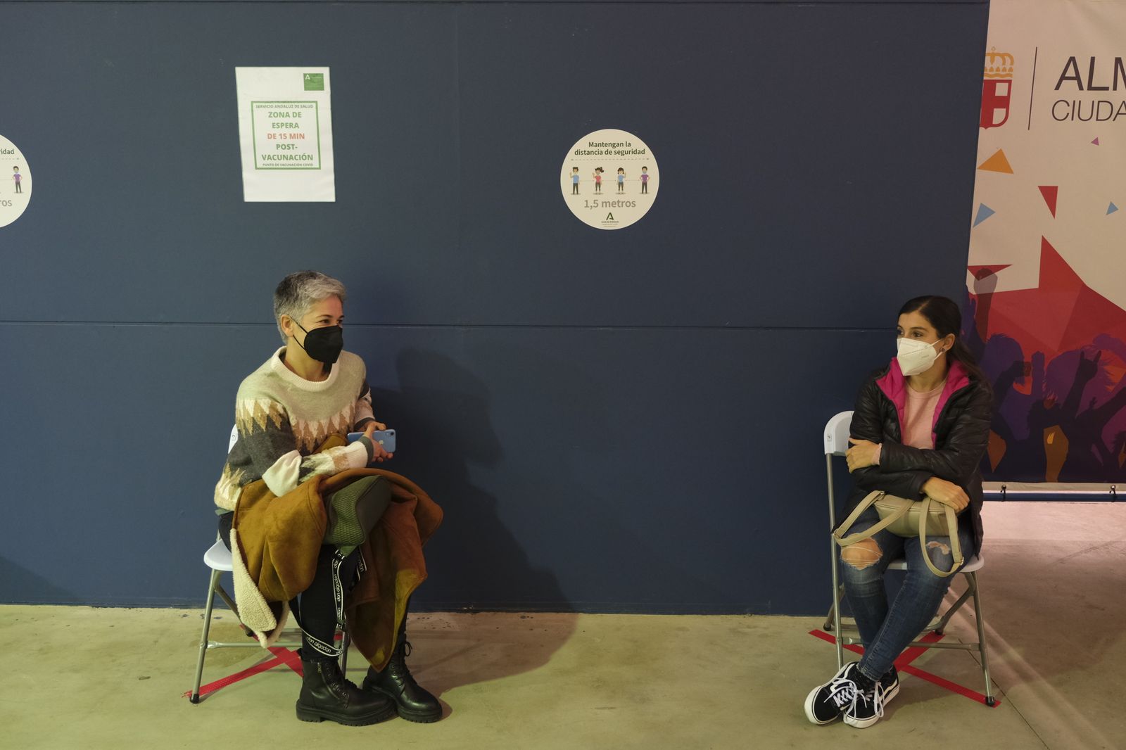 Fotogalería vacunación COVID-19 en el Palacio de los Juegos Mediterráneos. Almería