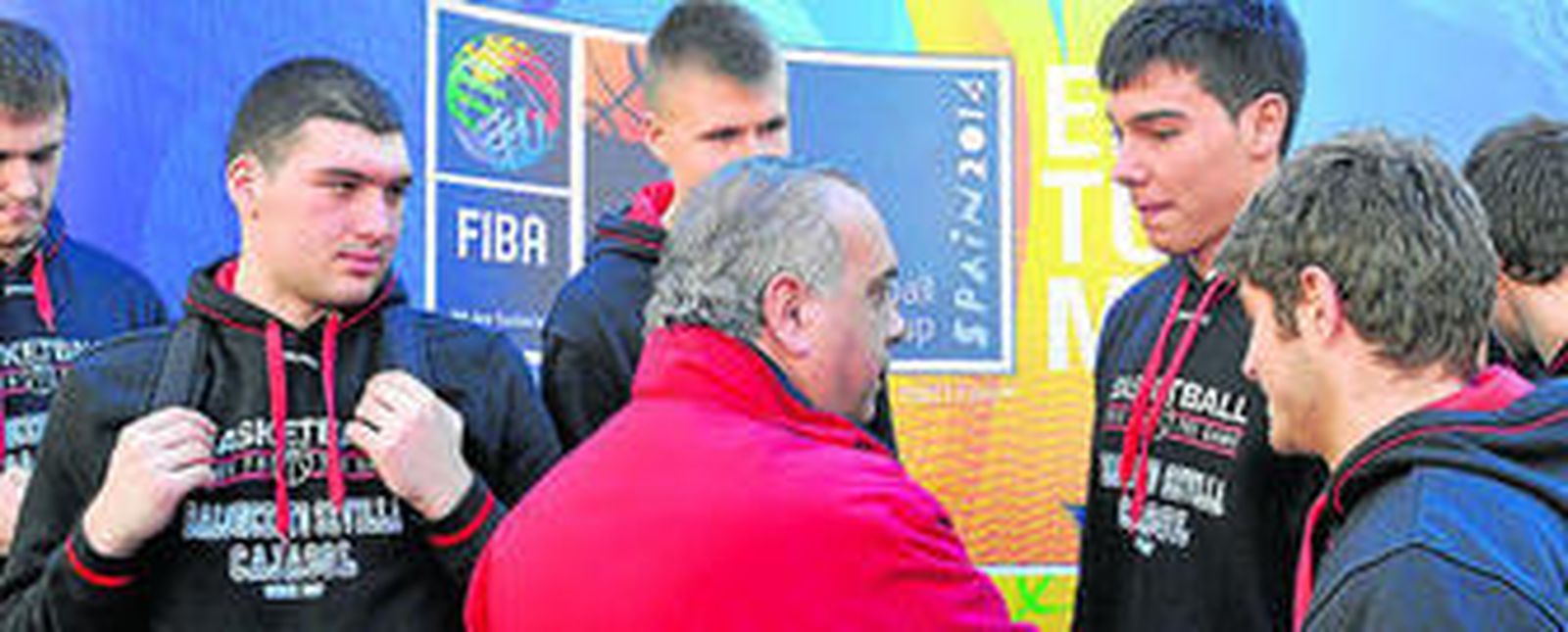 José Luis Sáez saluda el sábado al cajista Willy Hernangómez.