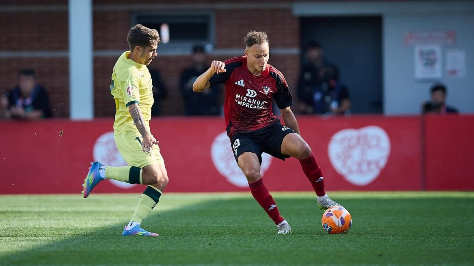 Pozo presiona a Laucher en la divisoria del campo.
