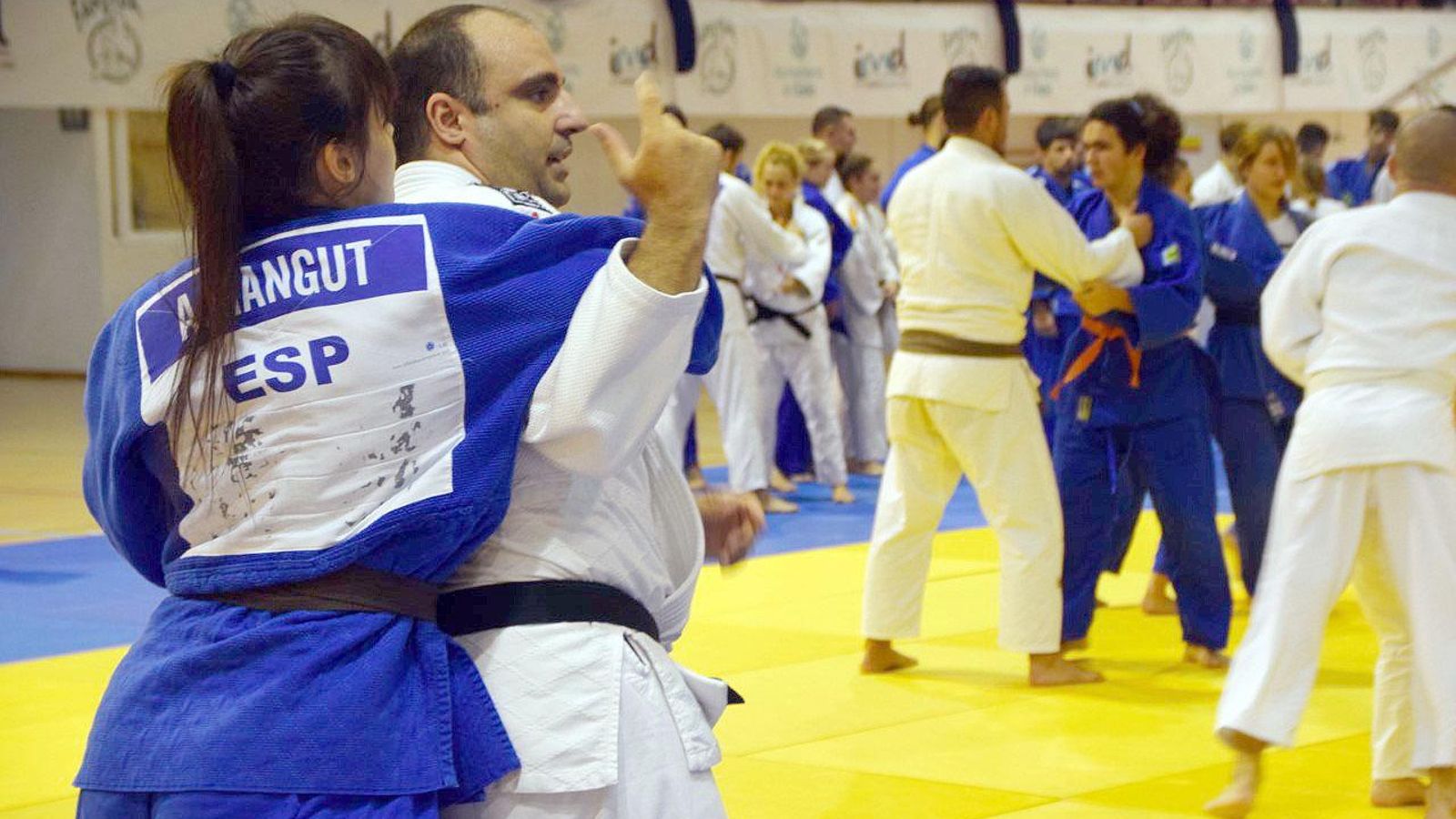 Entrenamiento de judocas en la jornada final del Memorial Raúl Calvo