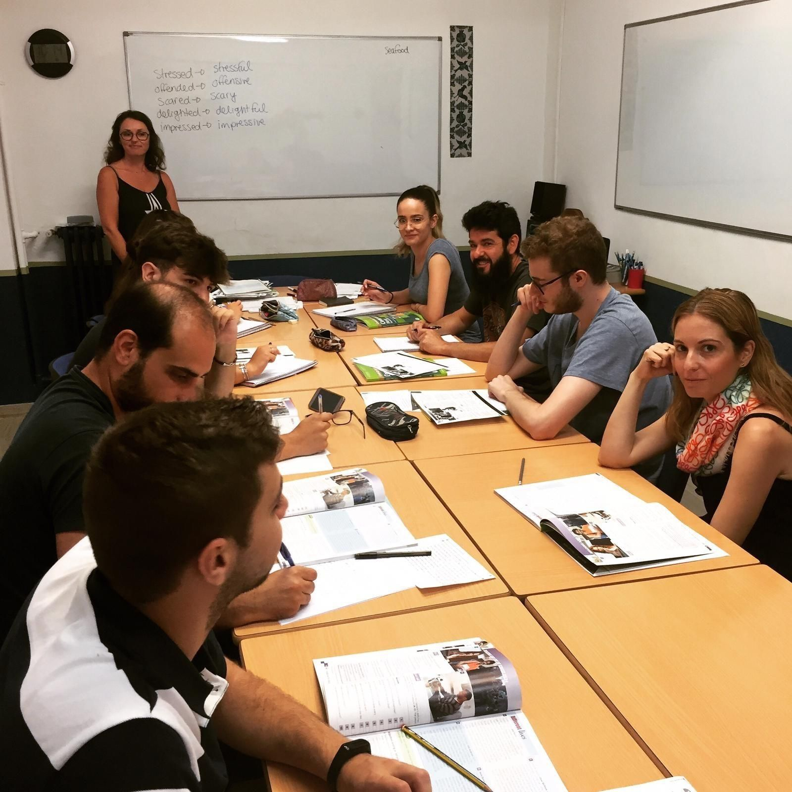 Docentes en una clase del IML de Granada. Docentes en una clase del IML de Granada.