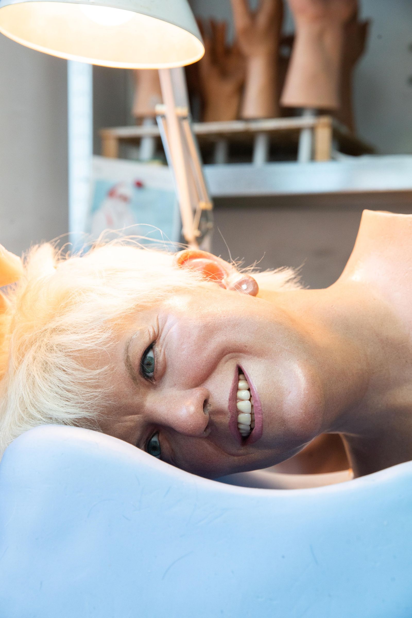 La cabeza en reparación que recrear a una actriz francesa