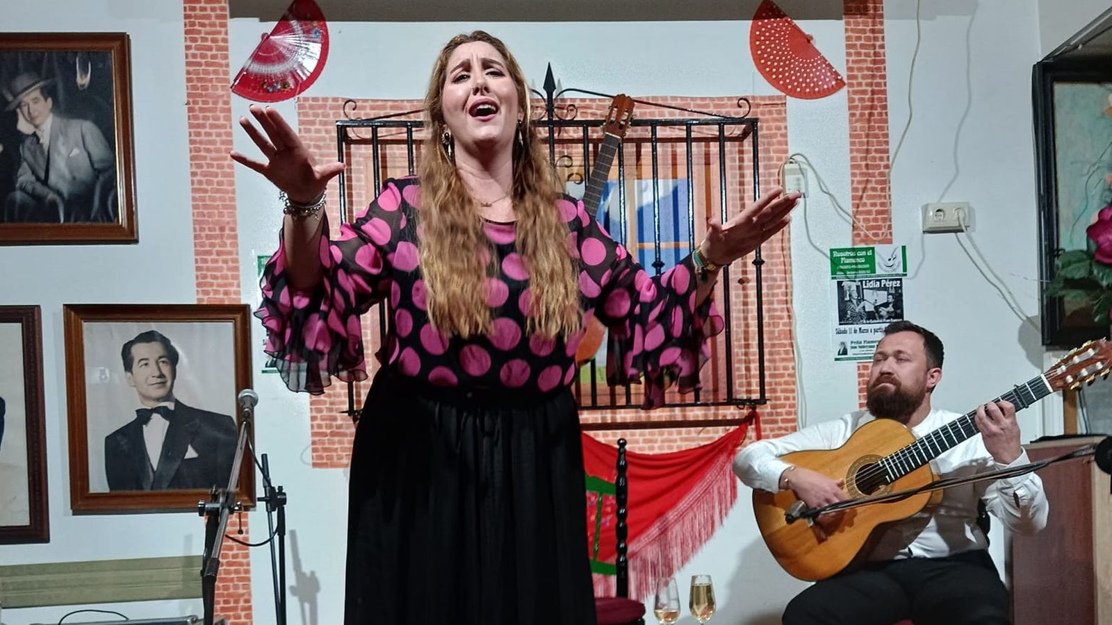 Actuación de una artista en la peña de Torredelcampo.