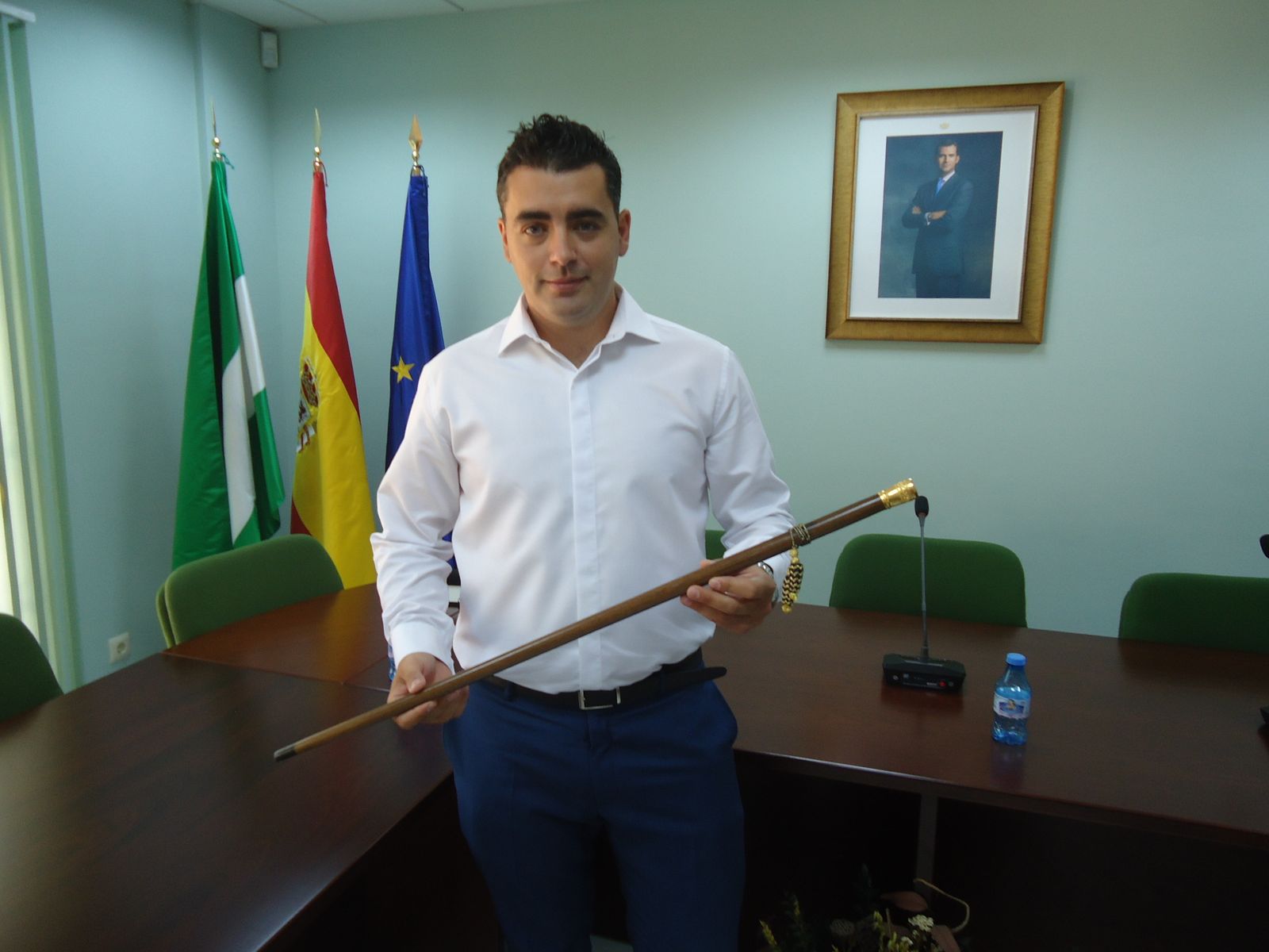 Manuel Ríos con la vara de mando de Arenas.