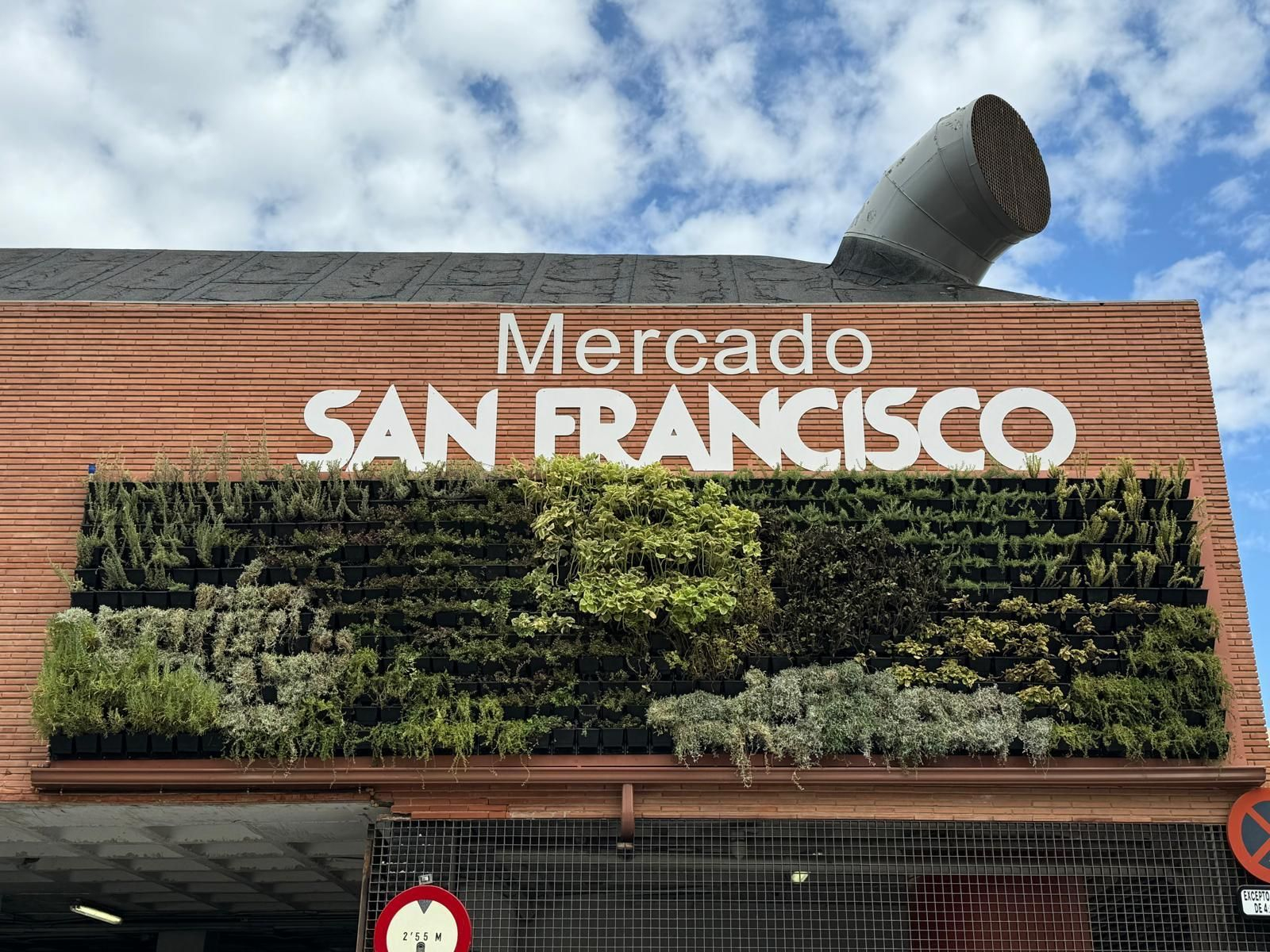 Finalizada la colocación del jardín vertical en el mercado de San Francisco.