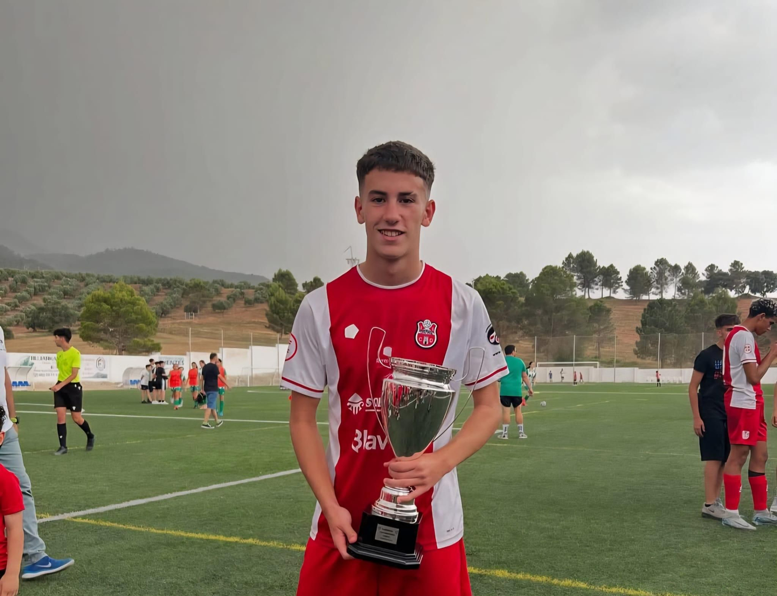 Hugo Moreno posa con el trofeo de campeón de la Copa Diputación de Jaén.