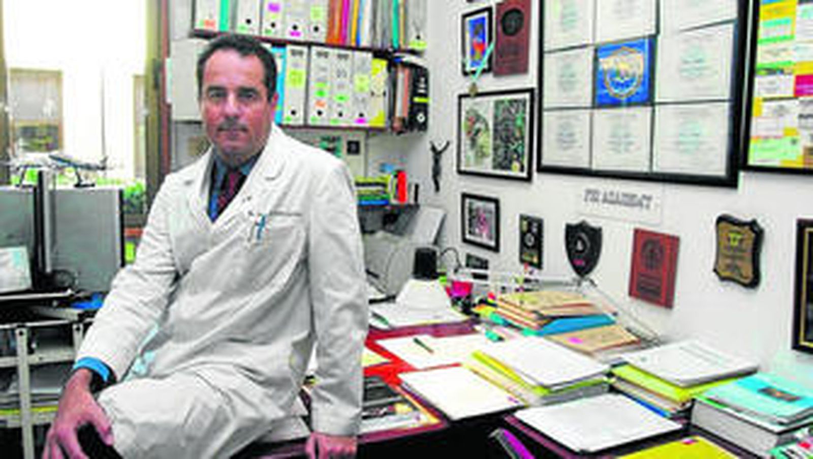 José Antonio Lorente en su despacho de la Universidad de Granada durante una entrevista.