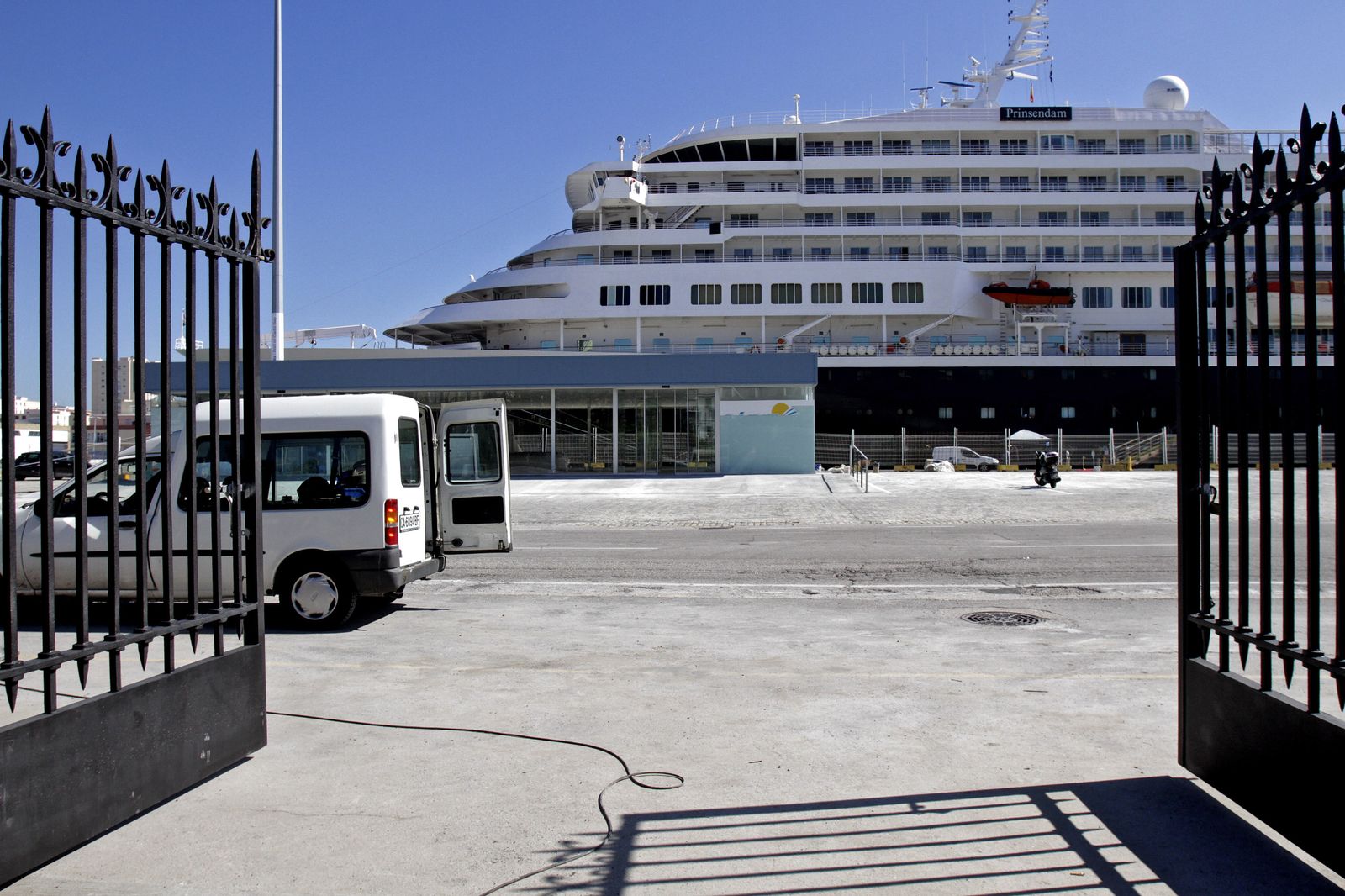 Uno de los accesos al muelle que suele estar cerrado.