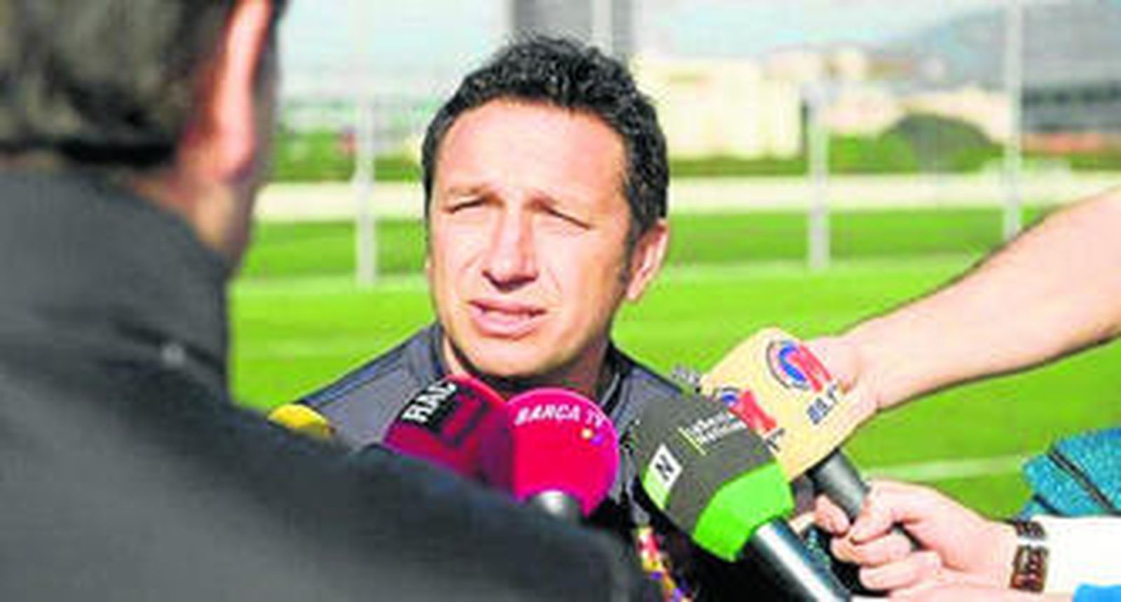 Eusebio Sacristán, atendiendo a los medios.