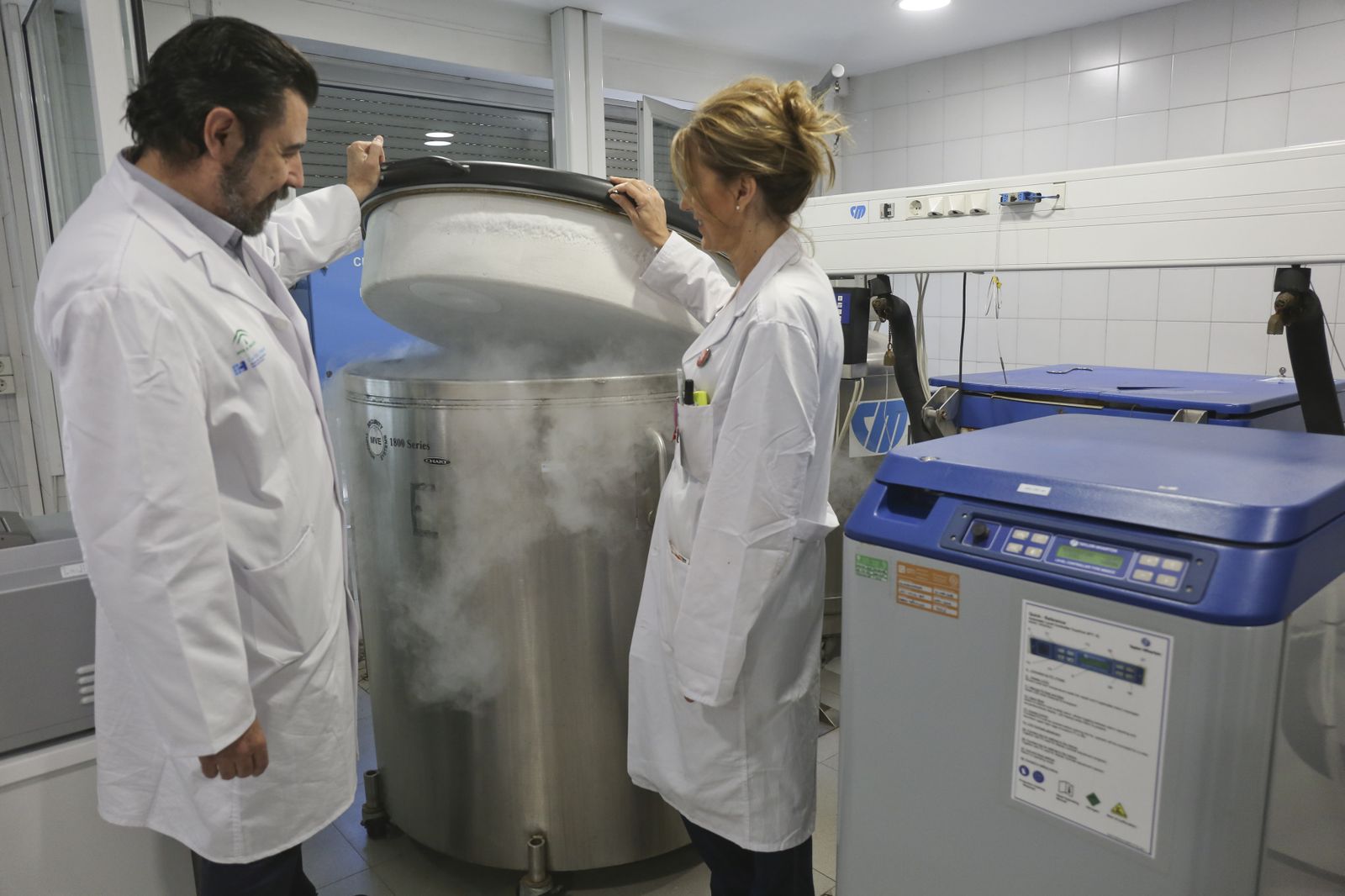 Manuel Muñoz y María Jesús Pascual en el Laboratorio de Hematología.