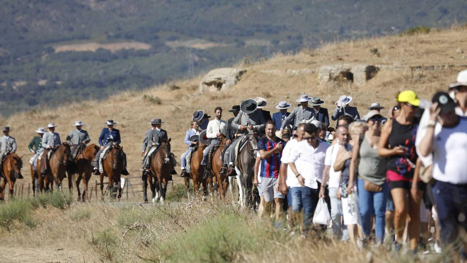 Jinetes en el camino.