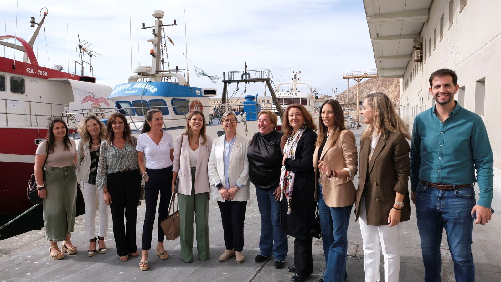 Representantes políticos, encabezados por Carmen Crespo, junto a miembros de ANDMUPES.