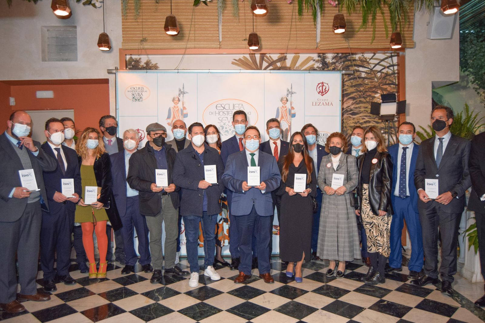 Foto de los premiados en la III Gala de Premios Extraordinarios 2021 de la Escuela Superior de Hostelería de Sevilla.
