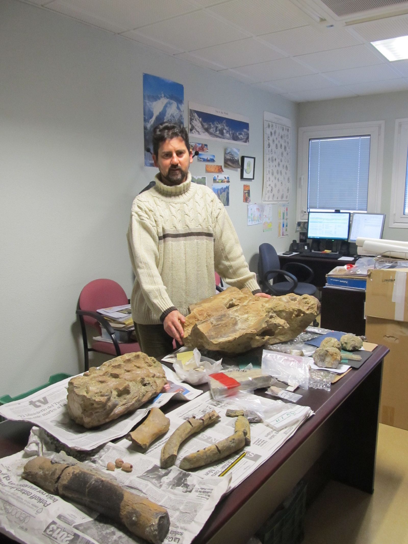 Reolid, con algunos de los fósiles.