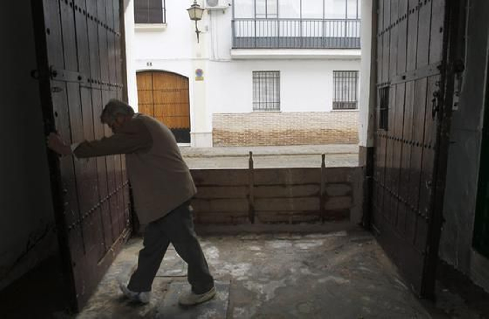Los vecinos se preparan para la nueva alerta de lluvias que podía provocar una nueva inundación en la scalles de Écija.

Foto: Antonio Pizarro
