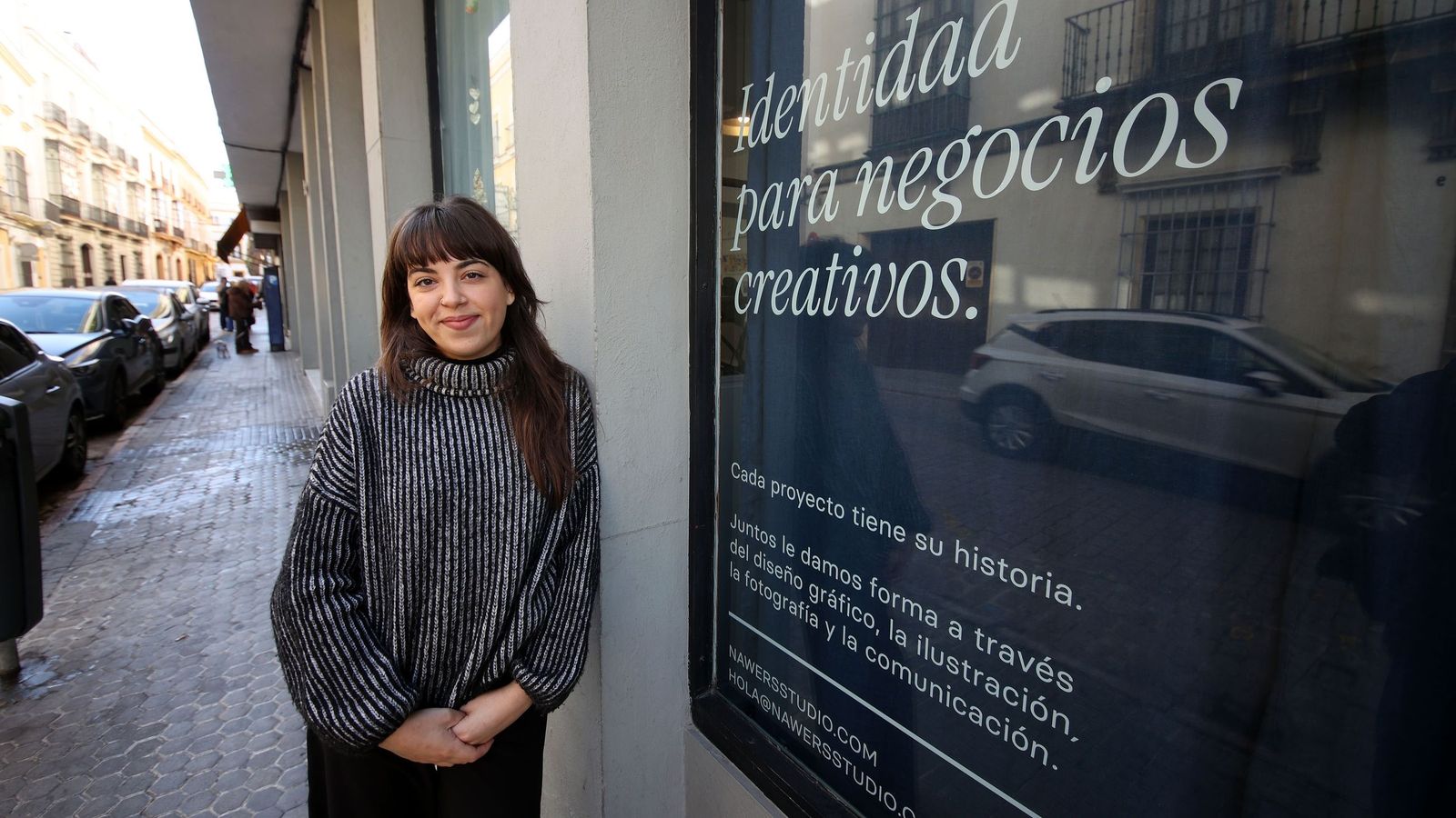 Cristina Muñoz, junto a la entrada de su negocio, en la calle Pedro Alonso, 10, de Jerez.
