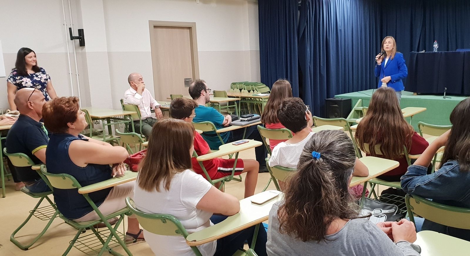 Francisca Fernández, durante su visita a la Escuela Oficial de Idiomas de Huércal-Overa.