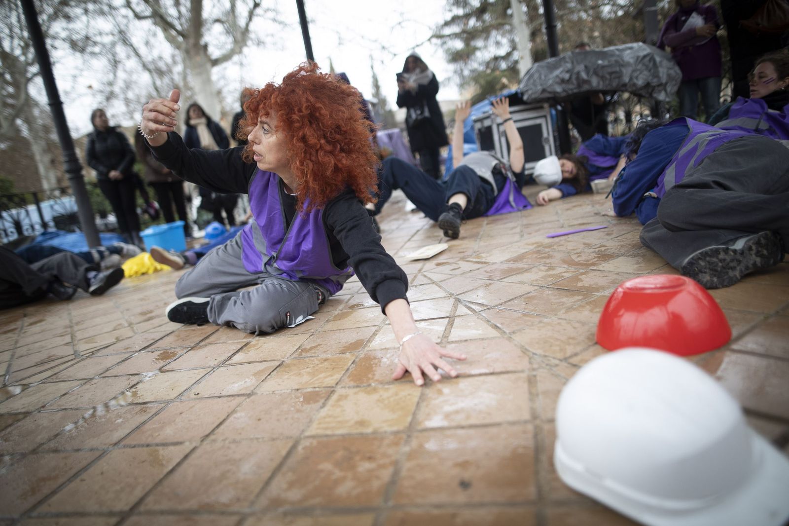 Una mujer realiza una performance durante la manifestación del 8M en Granada del año pasado