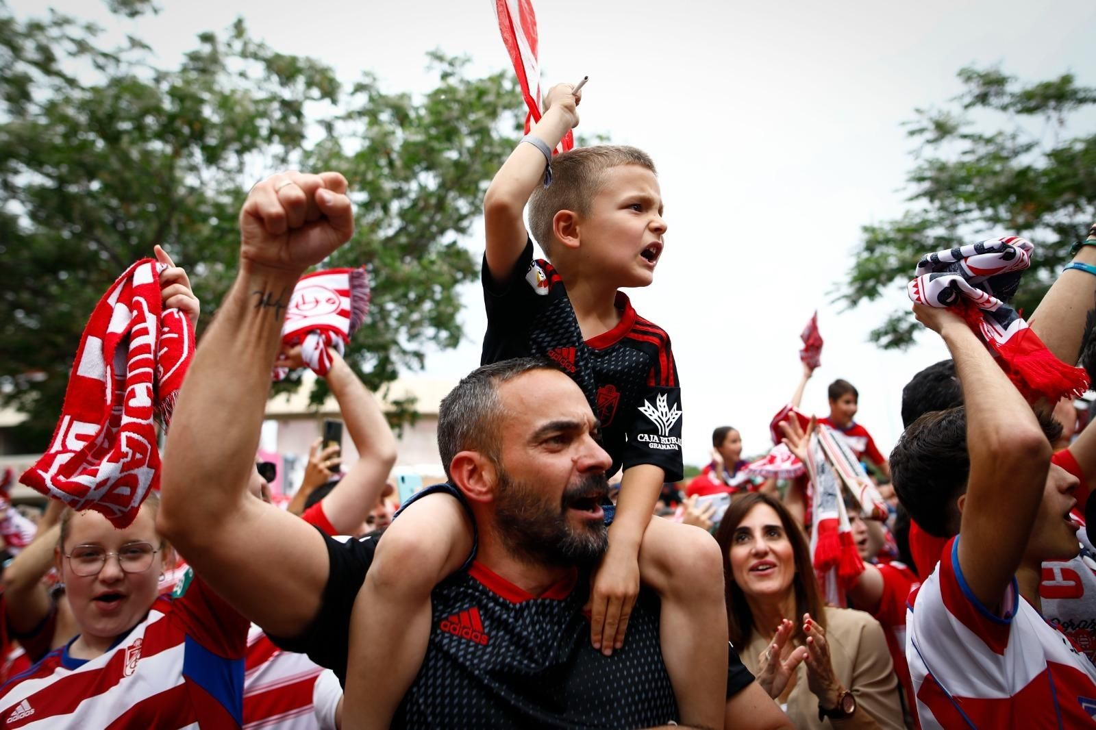 En imágenes: Así ha sido el recibimiento al autobús del Granada