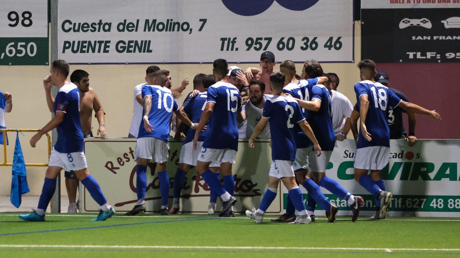 Los jugadores del Xerez CD celebran uno de los goles con los aficionados.