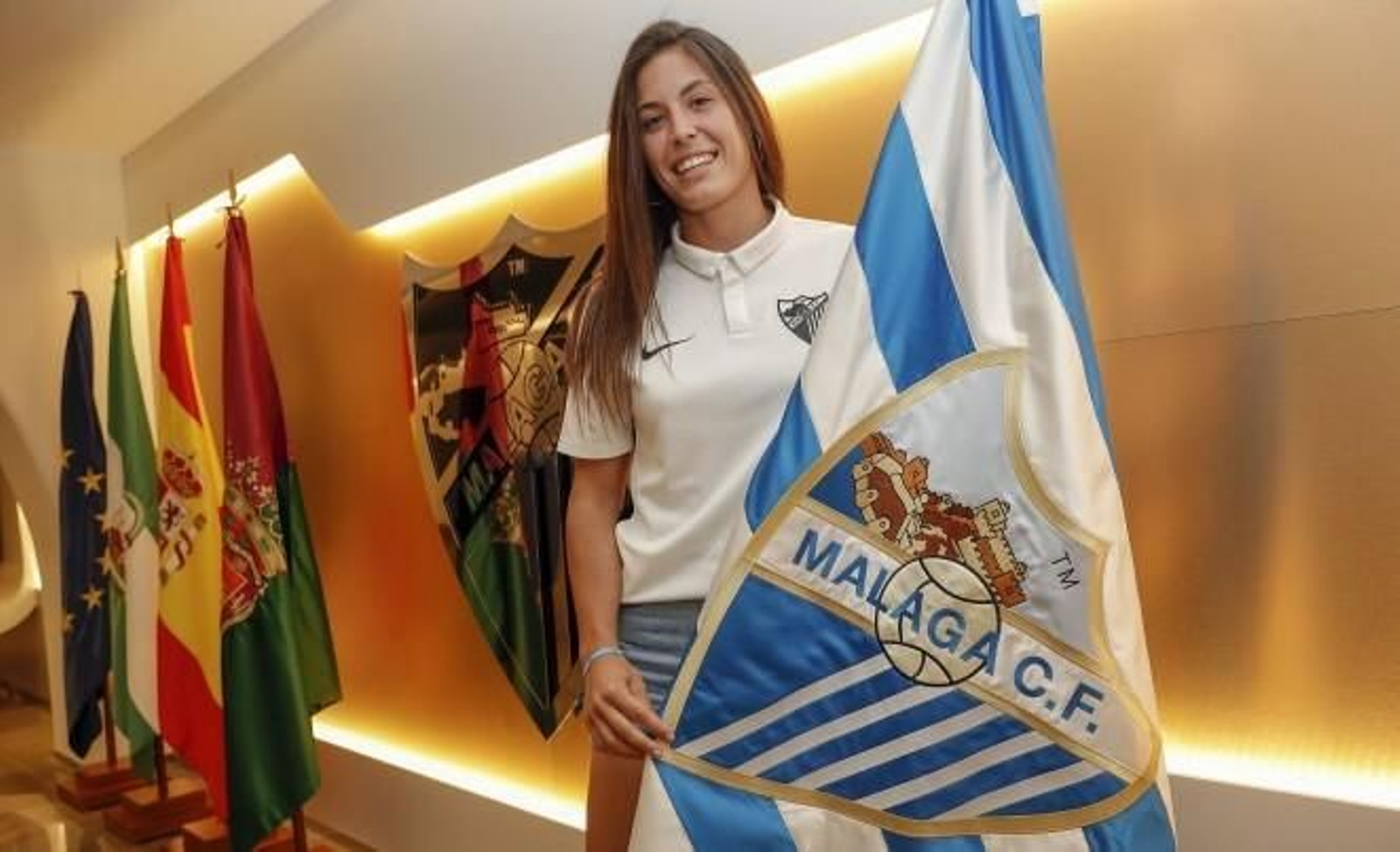 Cristina Postigo anunciando su renovación