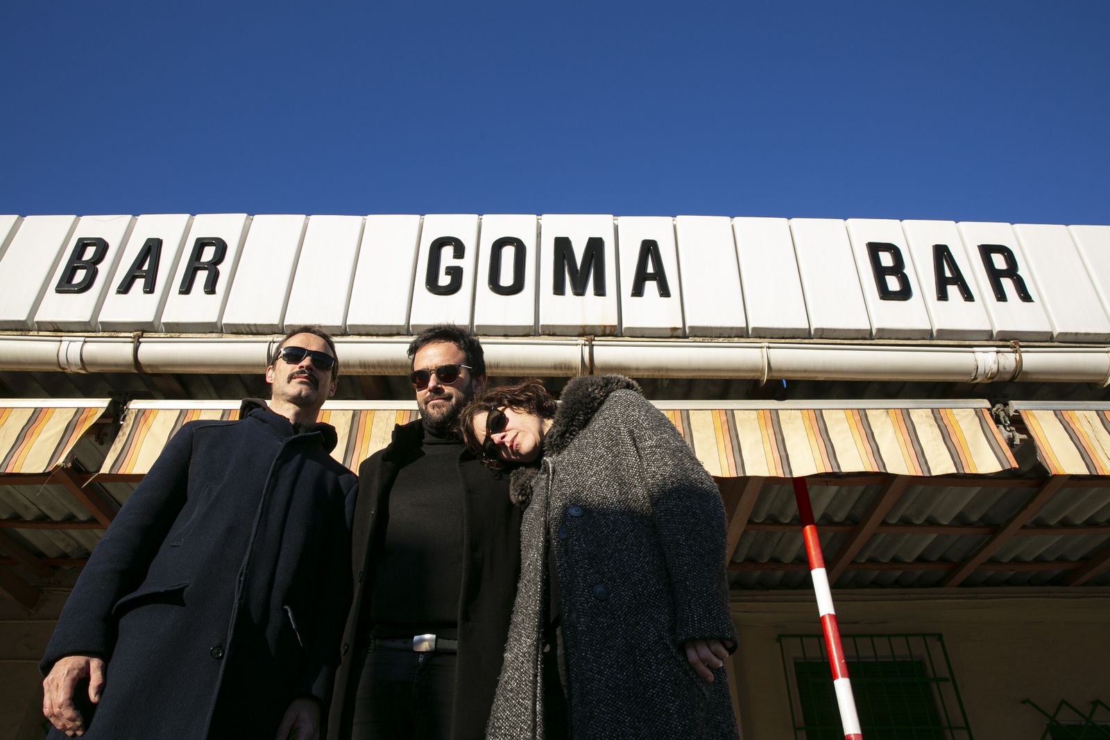 Los protagonistas de la obra ante el bar que la inspiró y le da título.