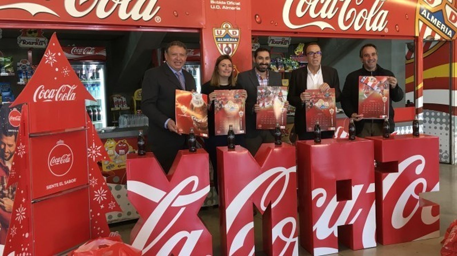 Lorena García y Juan Carrillo, por el club, junto al concejal de deportes y representantes de la marca.