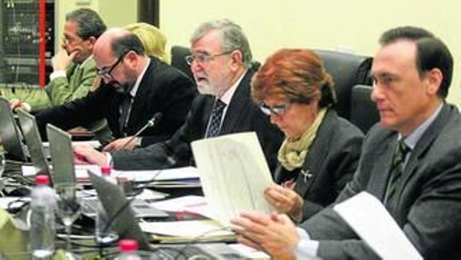 El rector de la UCO, en el centro, ayer durante la sesión del consejo de gobierno.