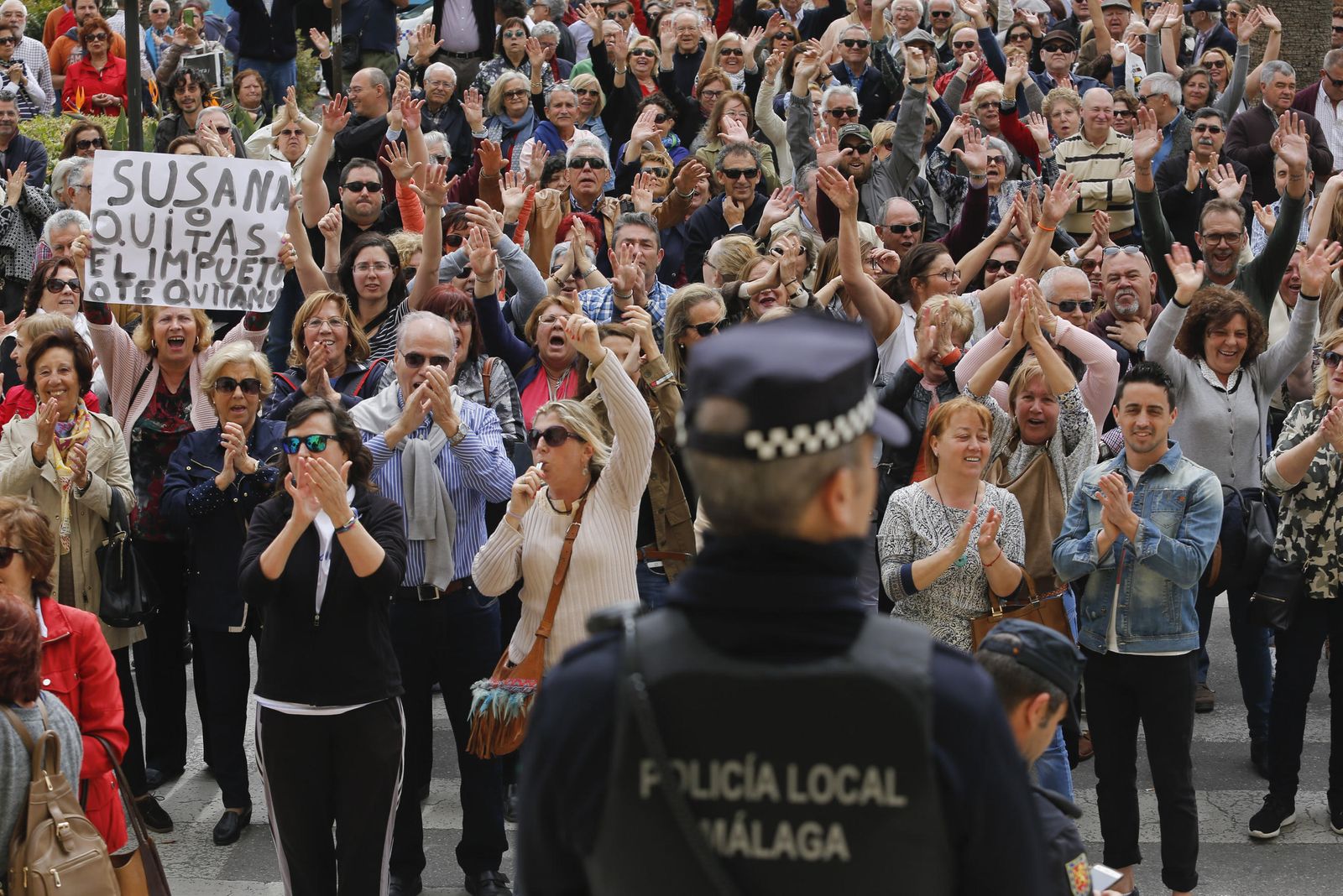 Participantes en la protesta celebrada ayer de forma espontánea.