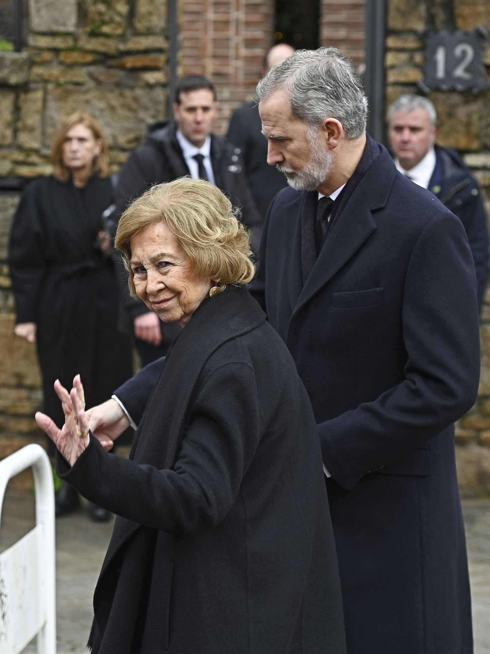 El Rey y su madre doña Sofía del brazo a la llegada a la catedral ortodoxa de Madrid este sábado