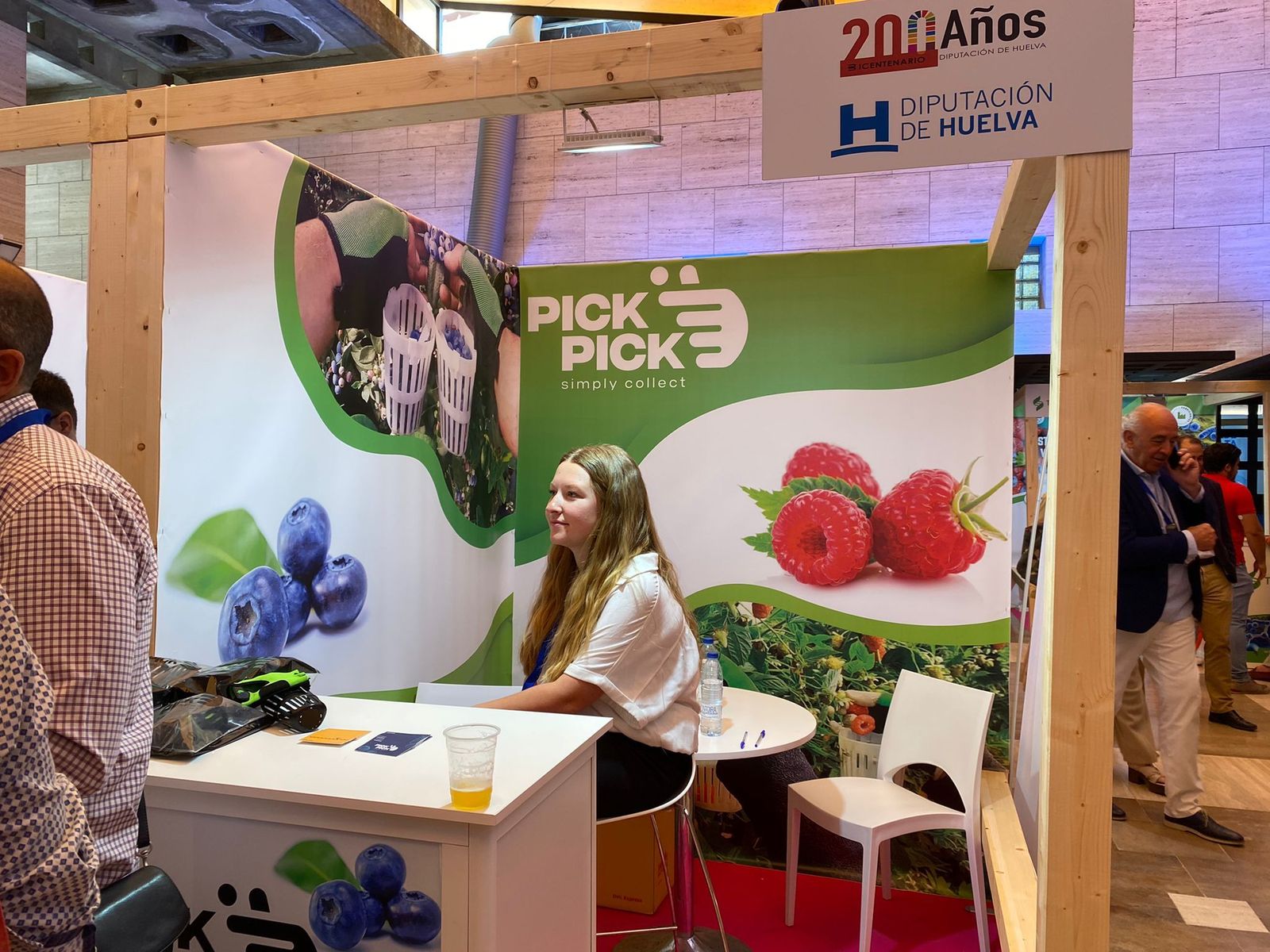 Más de medio centenar de empresas participan en el Congreso de Frutos Rojos