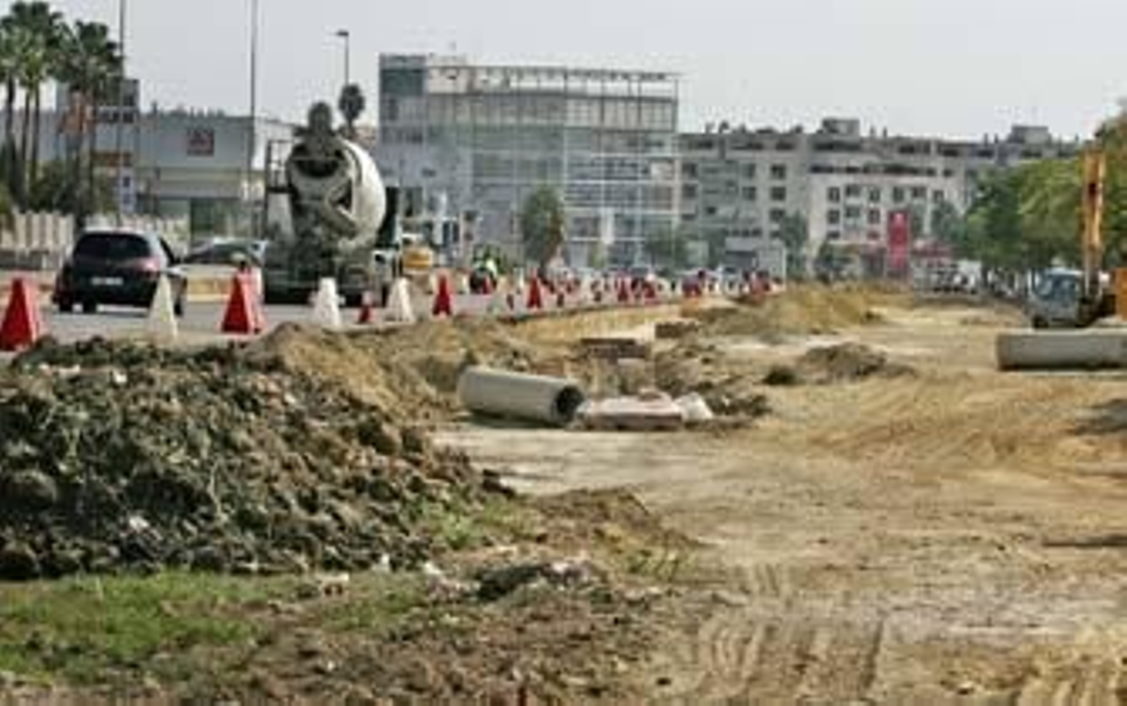 El rebaje del terreno ya está prácticamente listo en el margen que da a las viviendas de la zona de El Altillo, dando una idea de las dimensiones que tendrá la avenida Reina Sofía./Pascual