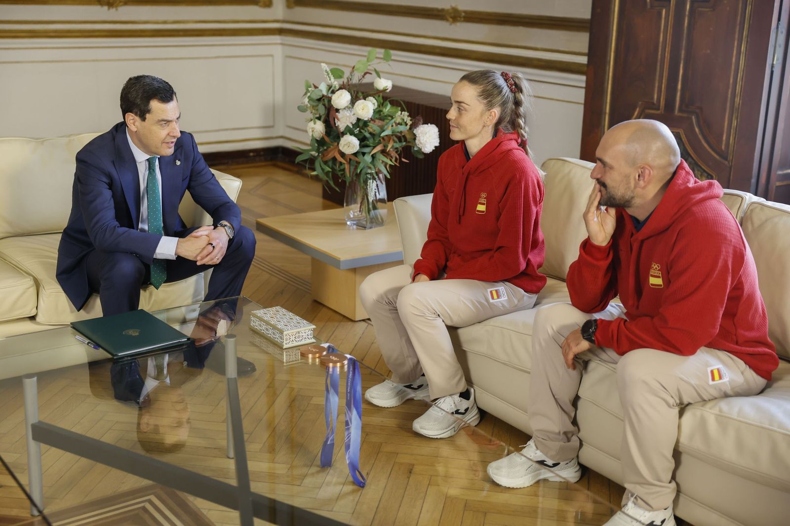 Juanma Moreno junto a Ana Alonso y su entrenador, Javier Argüelles.