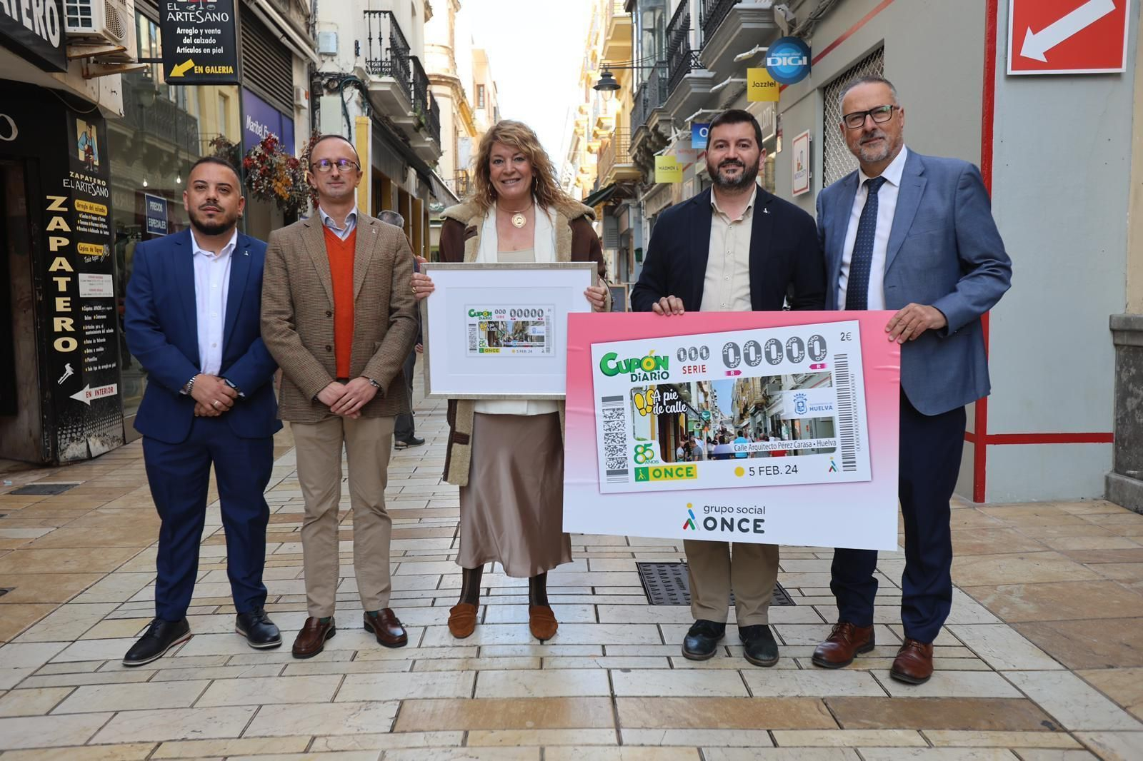 Presentación del cupón de la ONCE con la calle Arquitecto Pérez Carasa de Huelva. Presentación del cupón de la ONCE con la calle Arquitecto Pérez Carasa de Huelva.