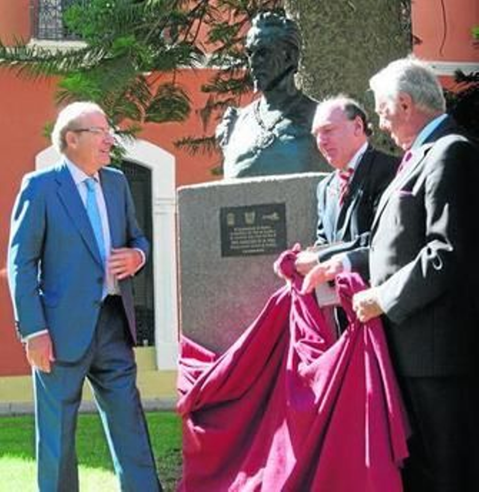 Pedro Rodríguez Oscar Barrenechea y José Luis García Palacios, tras descubrir el busto.