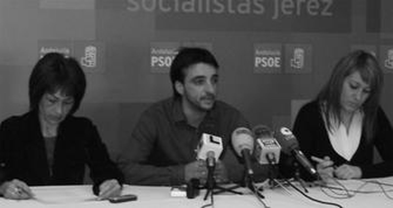 Charo Cano, José Antonio Díaz e Isabel Armario, ayer en la sede del PSOE en la calle Sevilla.