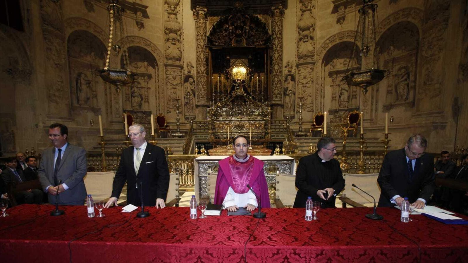 El delegado de Fiestas Mayores, Juan Carlos Cabrera; el presidente del Consejo, Francisco Vélez; el vicario general, Teodoro León; el delegado de Hermandades, Marcelino Manzano; y el secretario del Consejo, José Carretero, durante el cabildo.