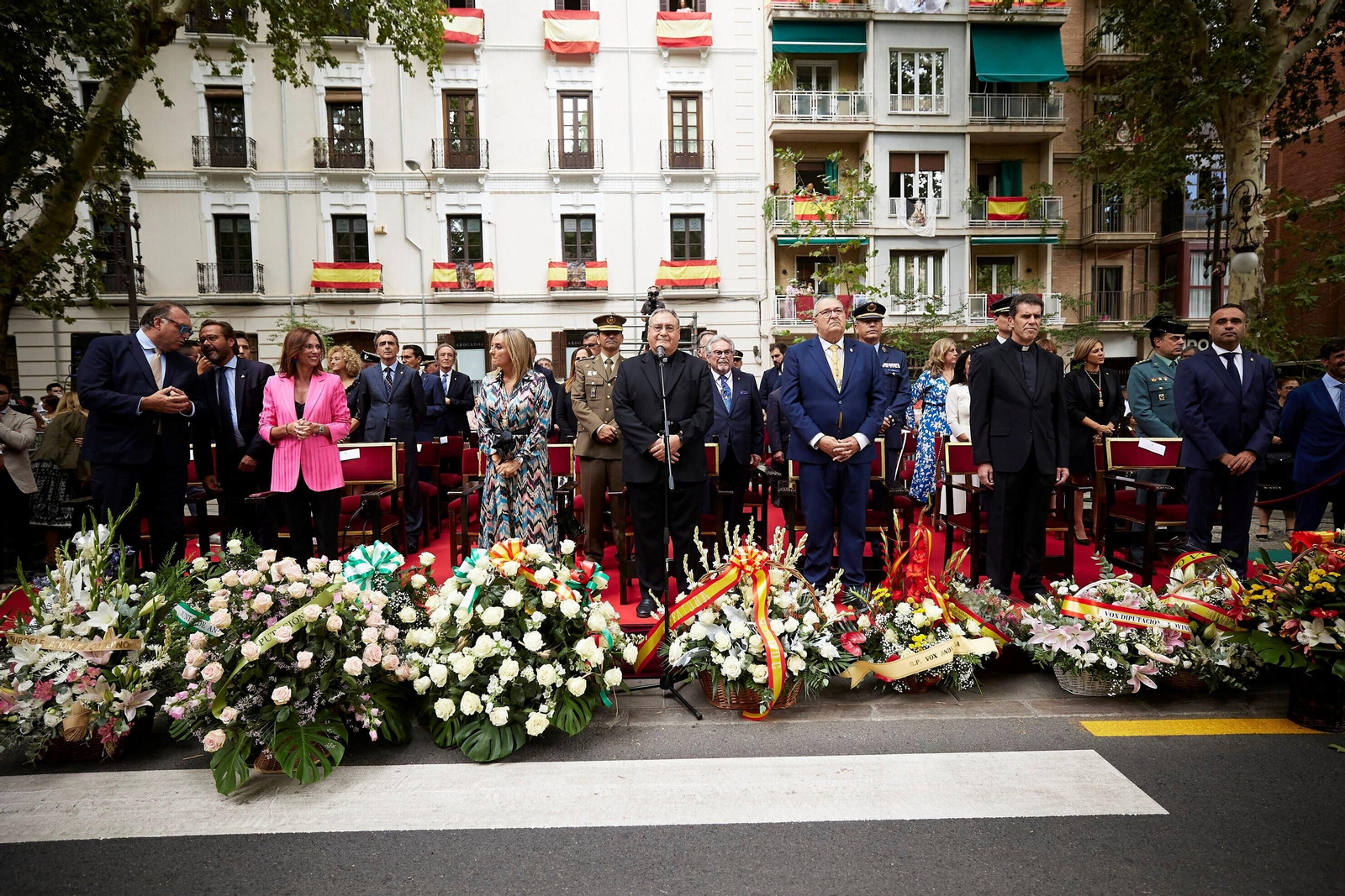 Granada se vuelca con la ofrenda floral en la Basílica de la Virgen de las Angustias