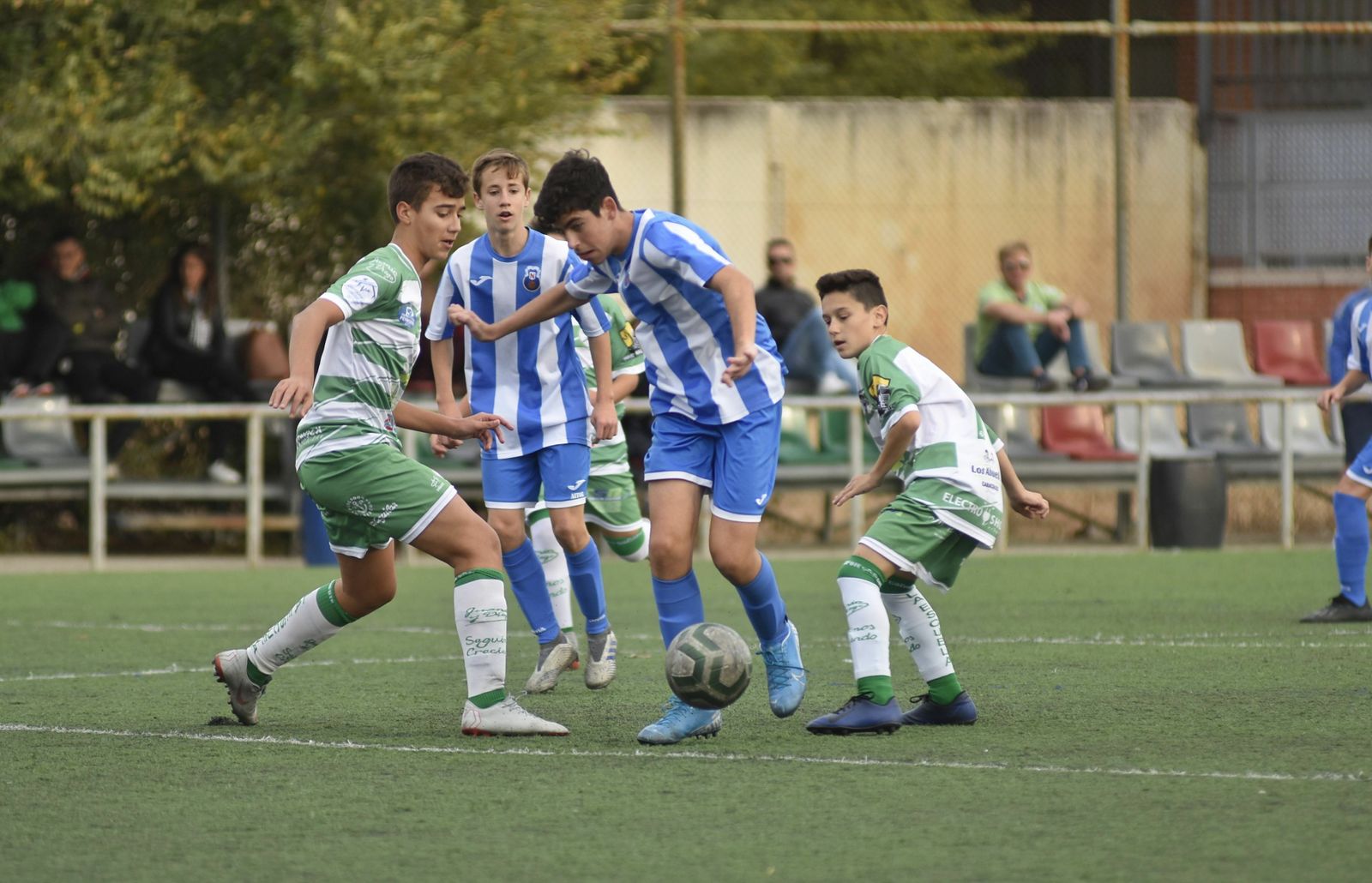 Dos jugadores del Juanín y Diego presionan a un rival del Nervión.