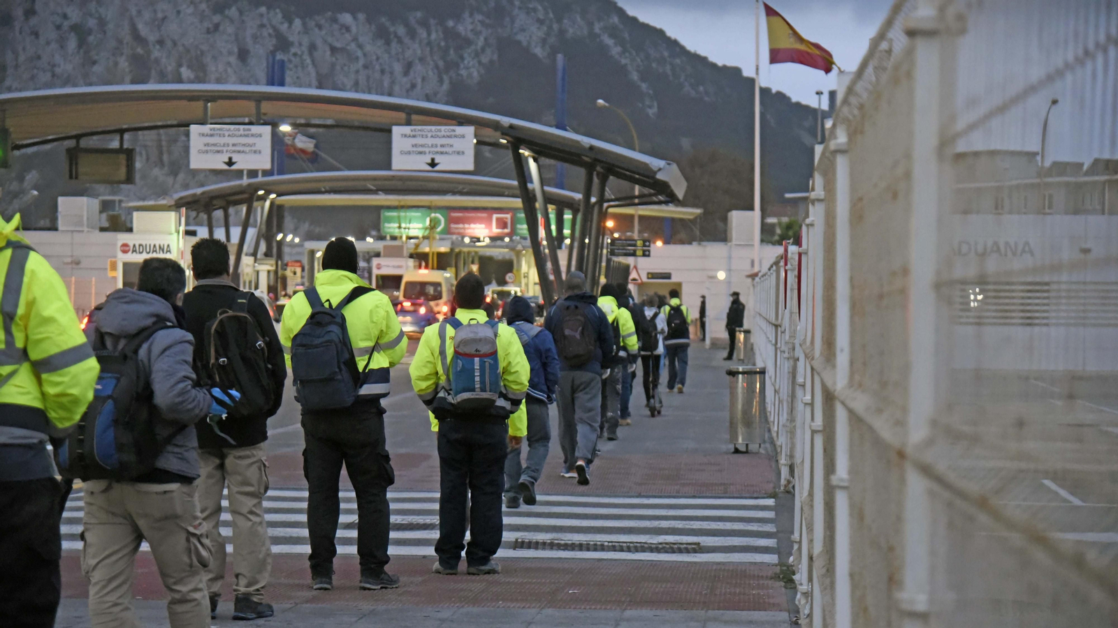 Trabajadores entran en Gibraltar, el pasado viernes.