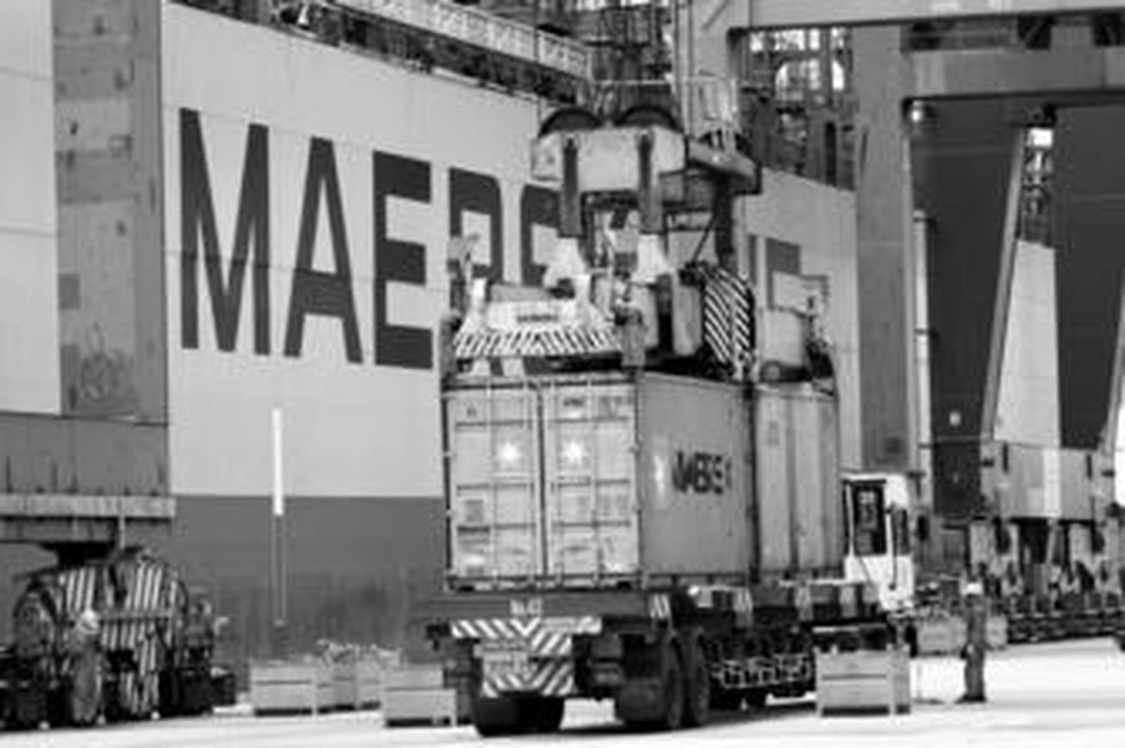 Una grúa manipula un contenedor en una terminal de Maersk.