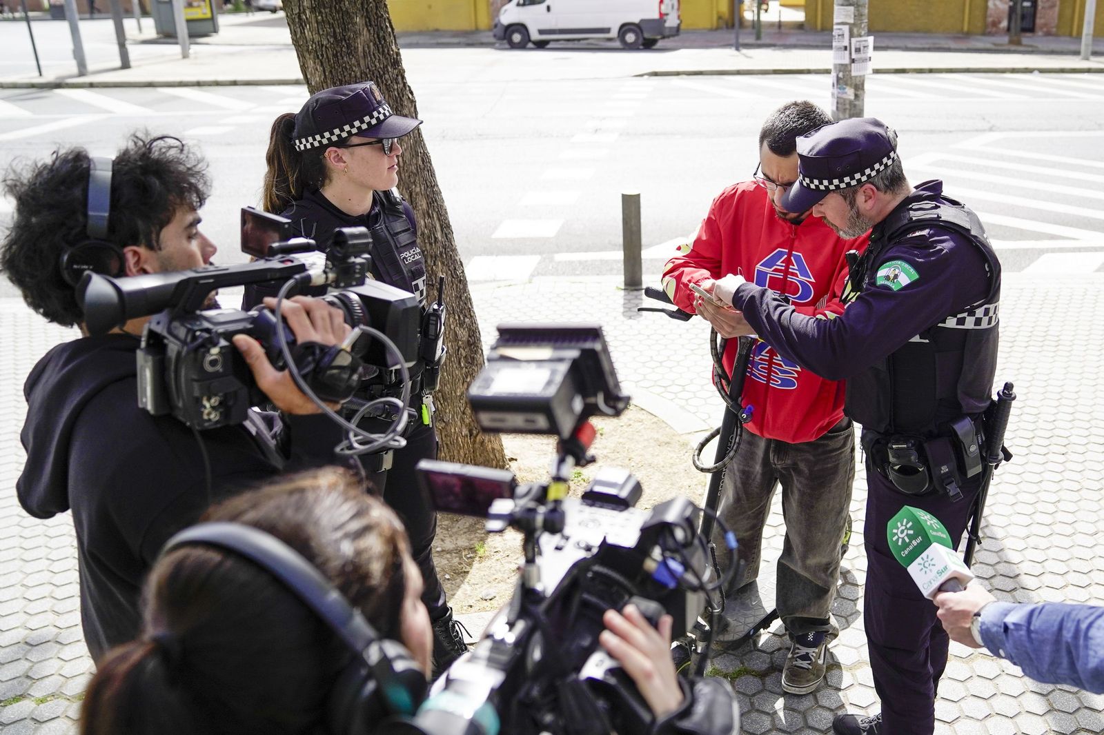 Primer día de multas a los patinetes de Sevilla, en imágenes