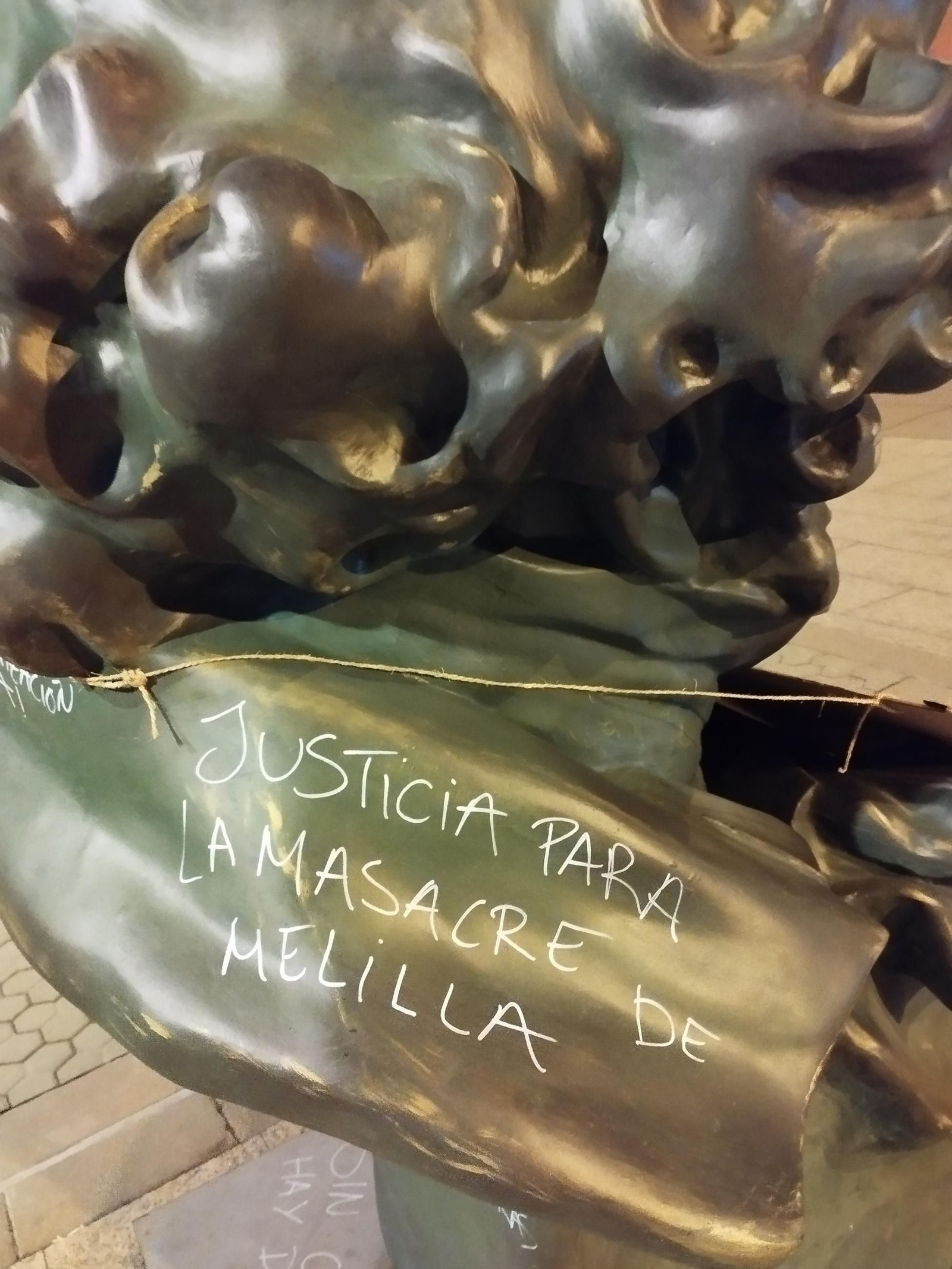 Las imágenes de las pintadas a los bustos de los Premios Goya de Granada