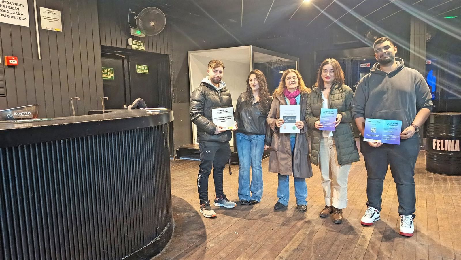 La concejala juntos a responsables de locales de ocio nocturno.