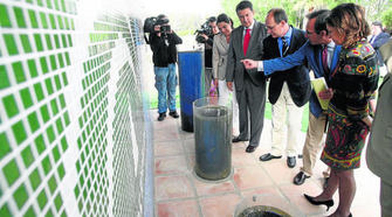 El consejero de Medio Ambiente, José Juan Díaz, junto al primer teniente de alcalde, Rafael Blanco, ayer en La Golondrina.
